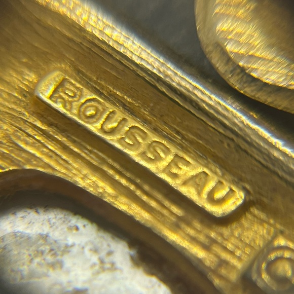 Rousseau signed vintage gold tone rectangle mother of pearl clip on earrings - Picture 11 of 13